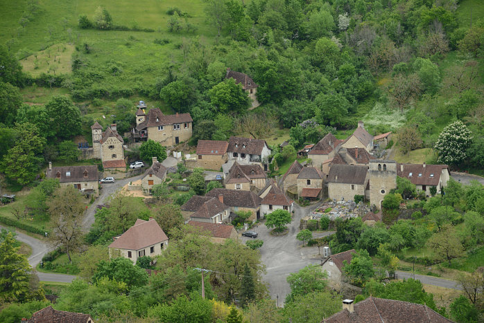 Ein schönes Dorf von oben gesehen