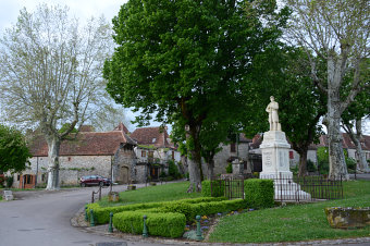 Bild: Am großen Platz in Loubressac