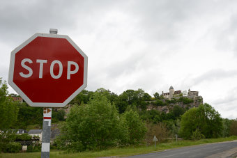 Bild: Unterwegs an einer Straßenkreuzung