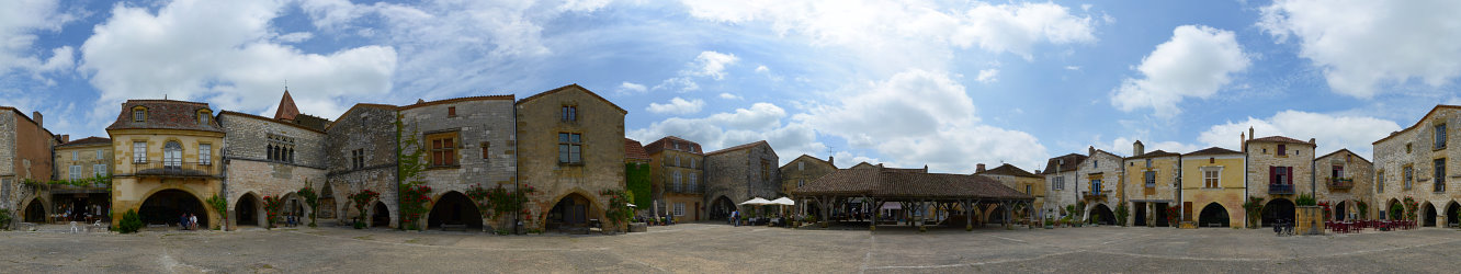 Bild: Der Marktplatz in Monpazier ist wie aus dem Bilderbuch