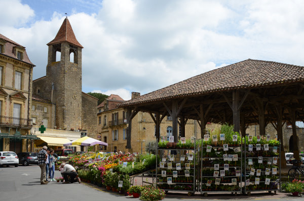 An der Markthalle in Belvès