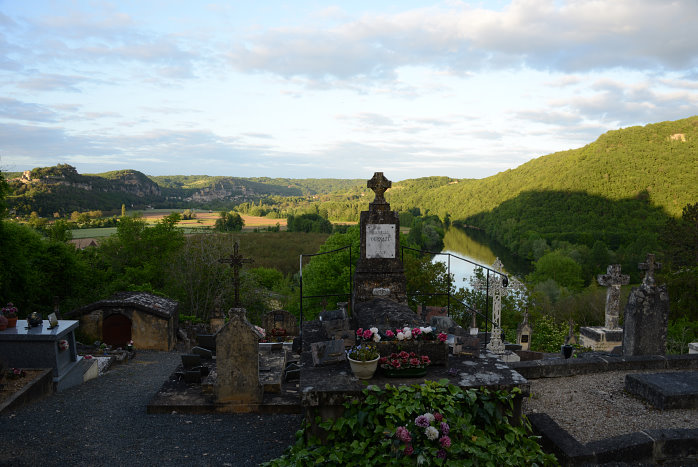 Blick über den Friedhof auf die Dordogne