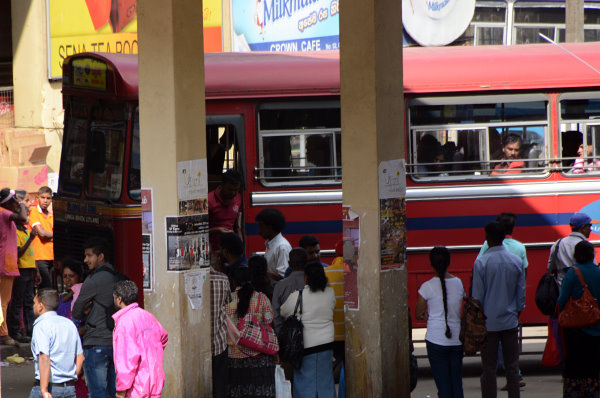 Am Busbahnhof in Nuwara Eliya