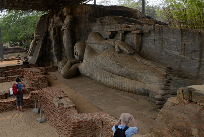 Der riesige, liegende Buddha