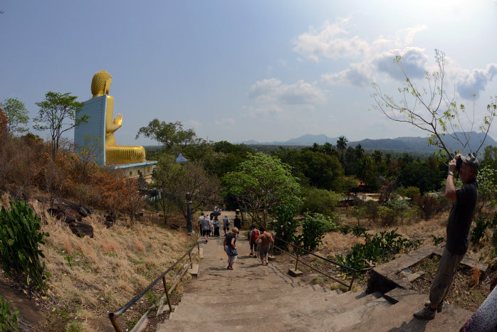 Der große sitzende Buddha über dem Museum