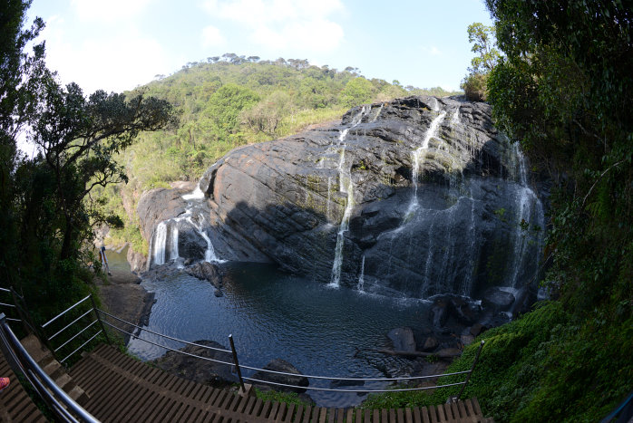 Bei einem weiteren Wasserfall