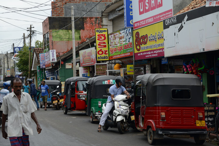 Eine Ladenstrasse in Matara