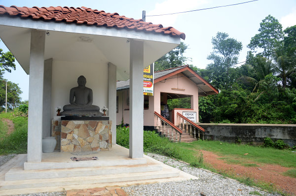 Eine Buddhastatue neben dem Bahnhof