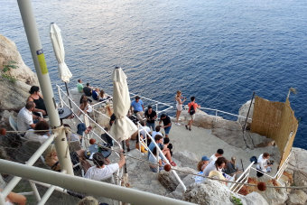 Bild: Bier mit Blick auf das Meer