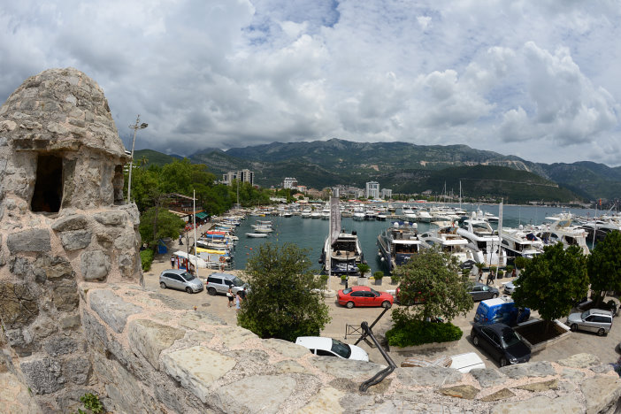 Blick über den Hafen auf das Lovcen-Gebirge