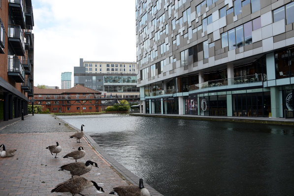 Neue Büro- und Apartmenthäuser am Kanal