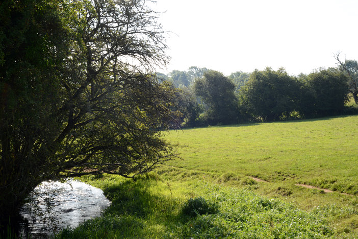 Der Weg an einem Bach entlang