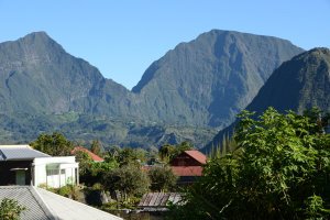 Bild: Morgens ist der Himmel klar und wir sehen die Berge rundrum