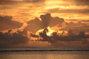 Bild: Sonnenuntergang wieer mit Wolken