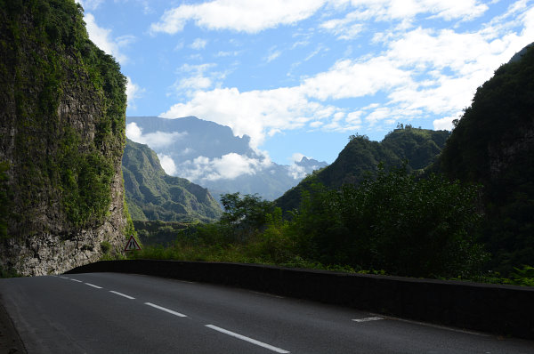 Die Strasse führt tief ins Tal hinein