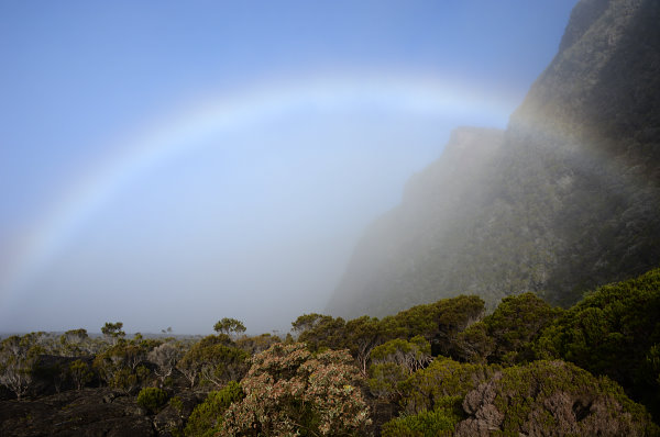 Ein Regenbogen in der Caldera