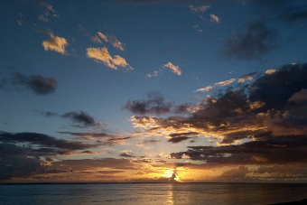 Bild: Sonnenuntergang hinter Wolken