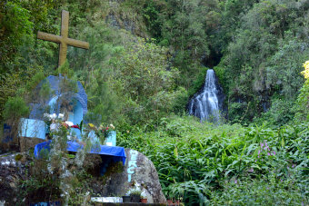 Bild: Wasserfall mit Kapelle