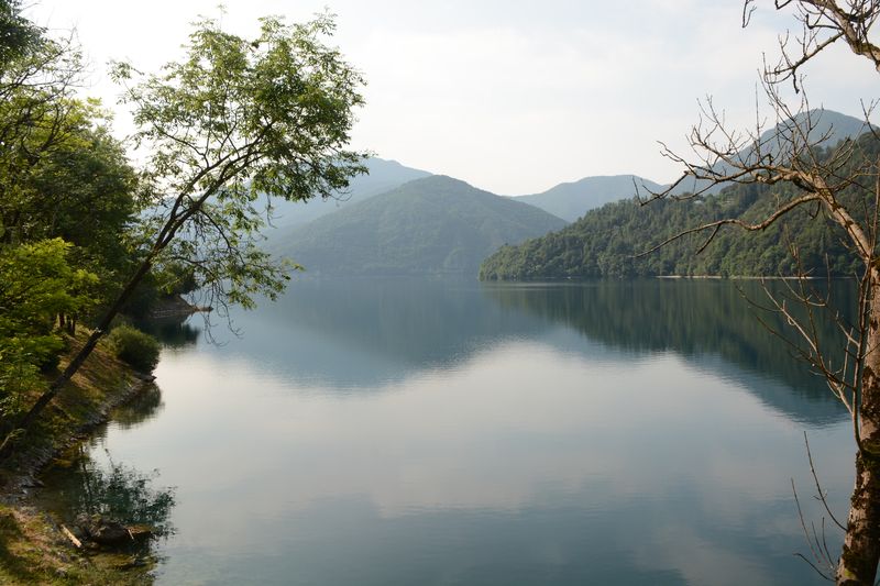 Der Weg läuft größtenteils am See entlang