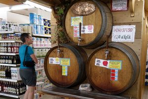 Im Supermarkt: Wein zum abfüllen