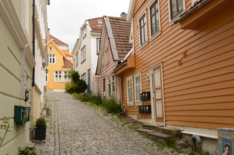 Wir laufen durch ein Wohnviertel mt wirklich alten Häusern