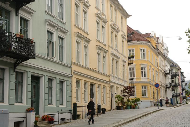 Wir laufen durch ein Wohnviertel mt wirklich alten Häusern