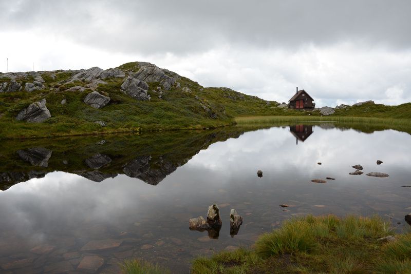 Kleines Haus vor See