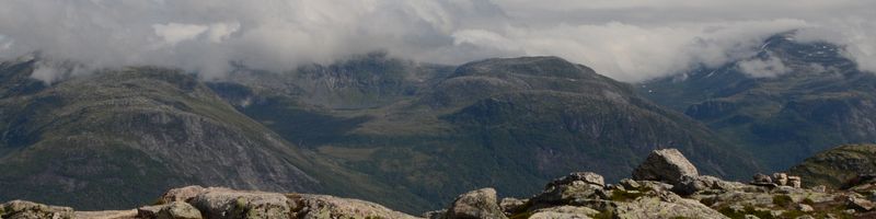 Wolken an Berg