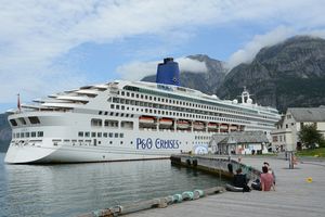 Das Kreuzfahrtschiff liegt im Weg