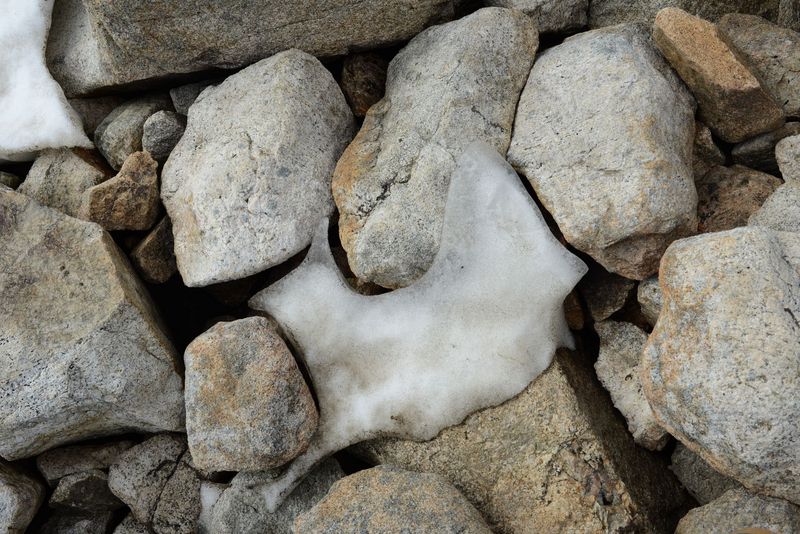 Eis zwischen den Steinen