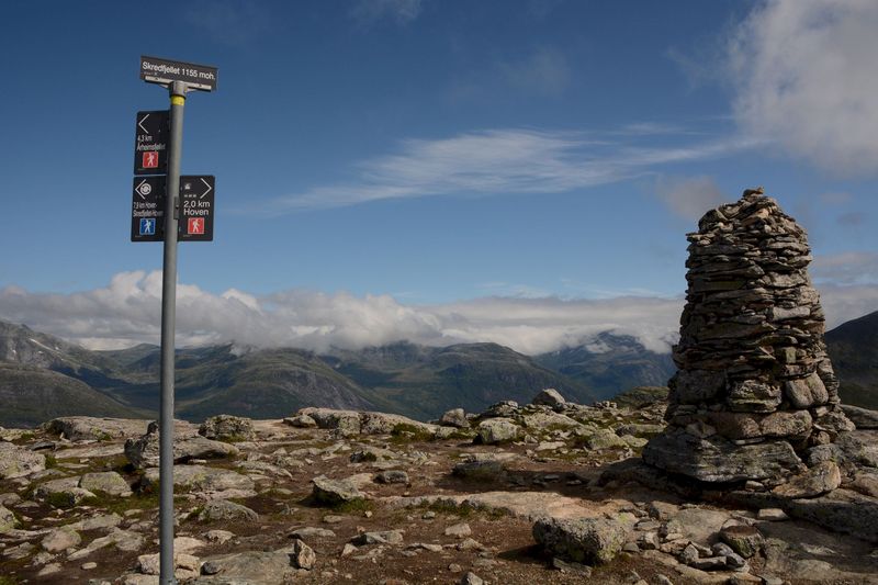 Am Gipfel des Skredfjellet