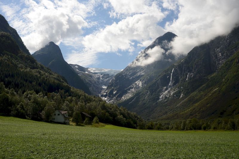 Blick vom Parkplatz Brenndalsbreen zum Briksdalsbreen