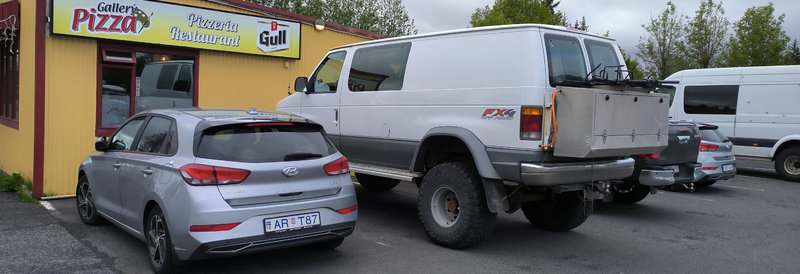 Kleinwagen auf dem Parkplatz vor der Pizzeria