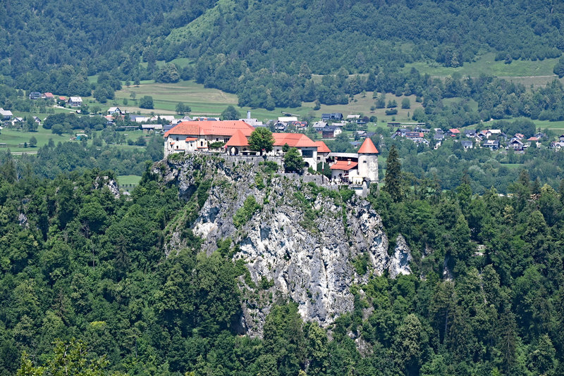 Die Bleder Burg vom Aussichtsberg Straža aus gesehen