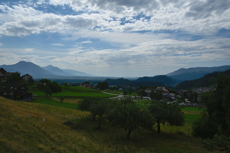 Ganz weit im Hintergrund liegt die Bleder Burg